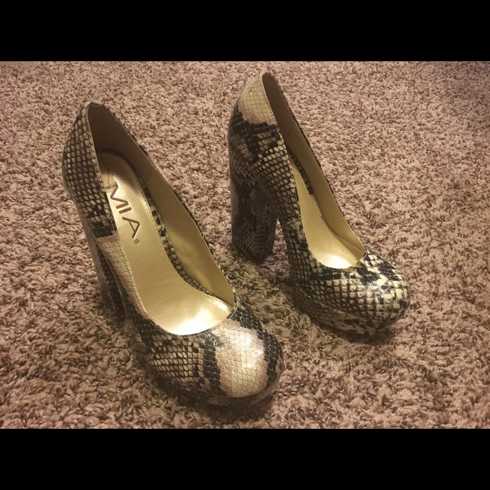 Mia Snake Pump